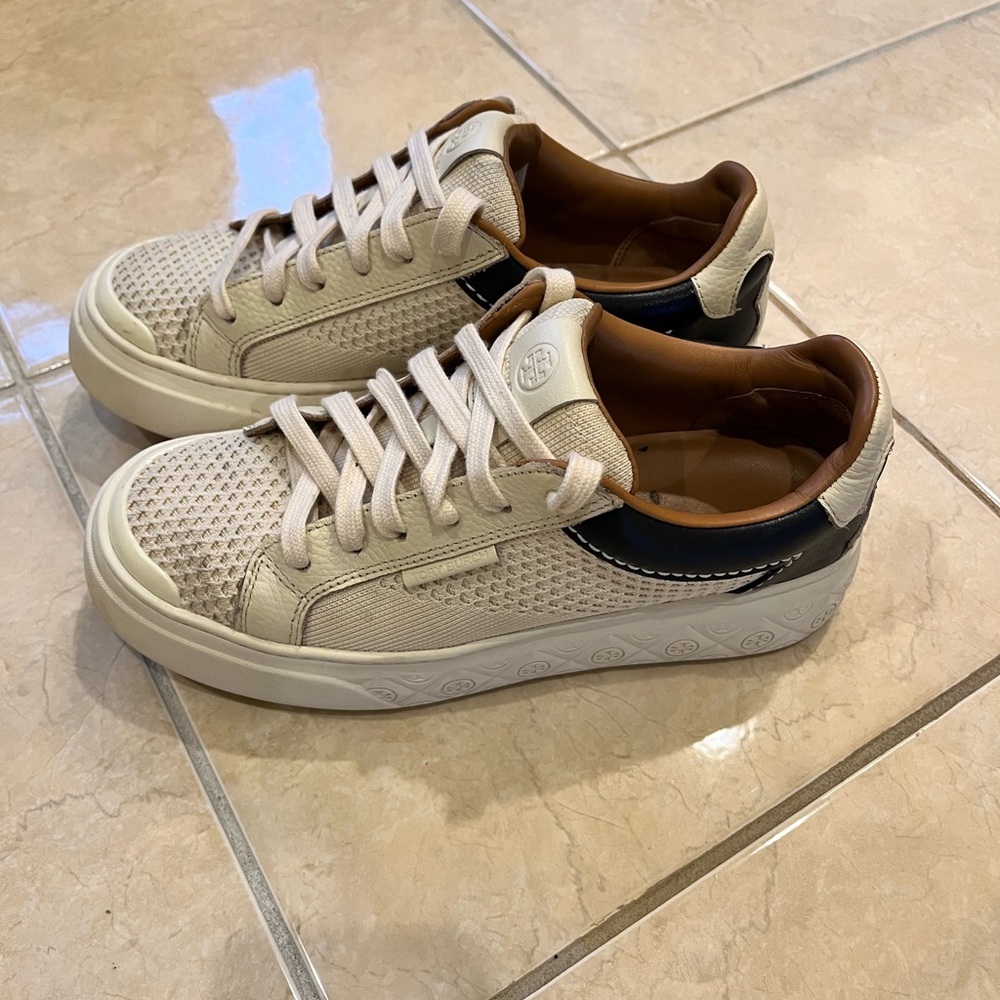 Tory Burch
Women's Ladybug Knit Sneakers size 7 - Picture 4 of 9